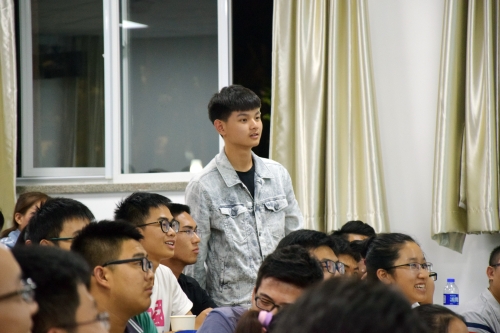 同学们踊跃向院士提问