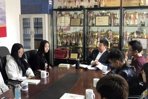 4月25日中午，地信学院钱荣毅副院长认真聆听学生在读书沙龙活动中的发言。